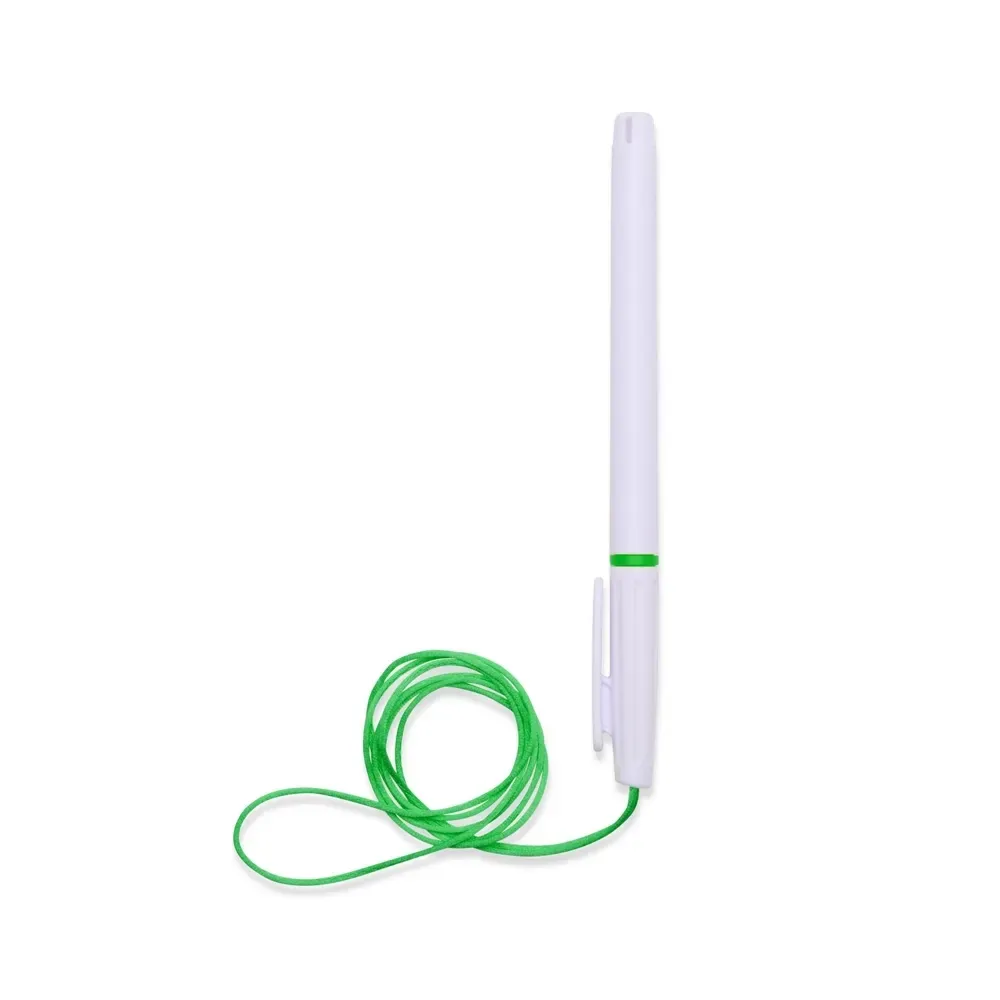 Caneta plástica personalizada com cordão de nylon verde