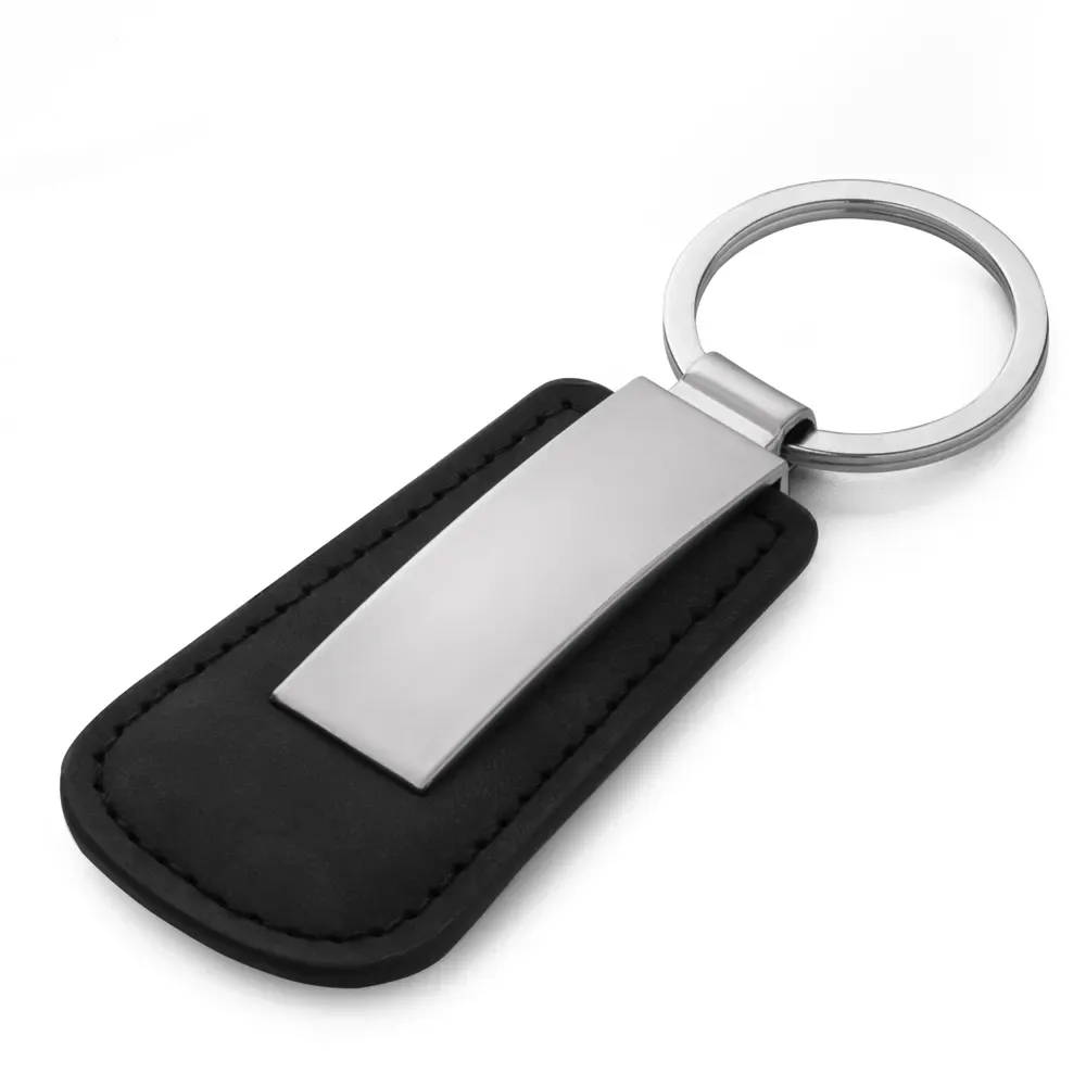 Chaveiro personalizado em metal com detalhe em couro sintético, cor preta