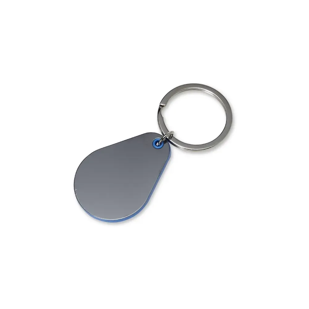 Chaveiro personalizado com chapa metálica grafite e detalhe plástico, cor azul