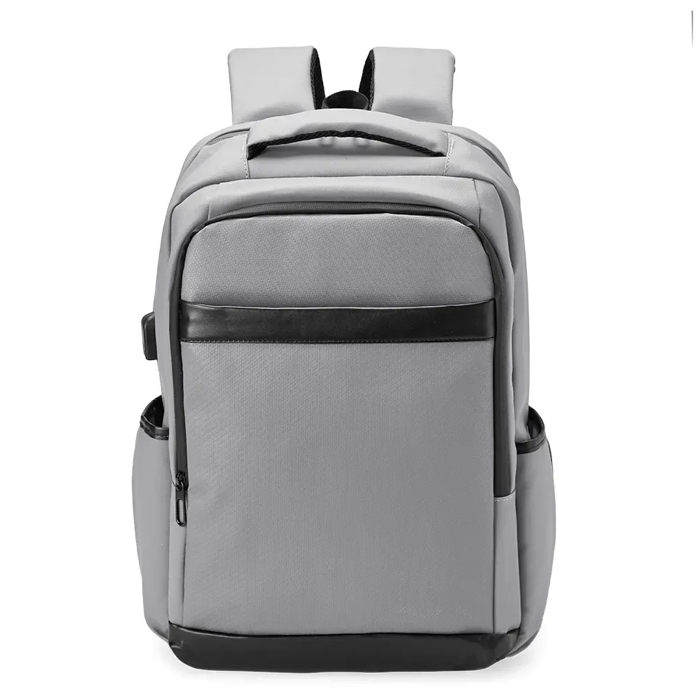 Mochila Couro Sintético 26L com USB e plaquinha personalizada em cinza claro