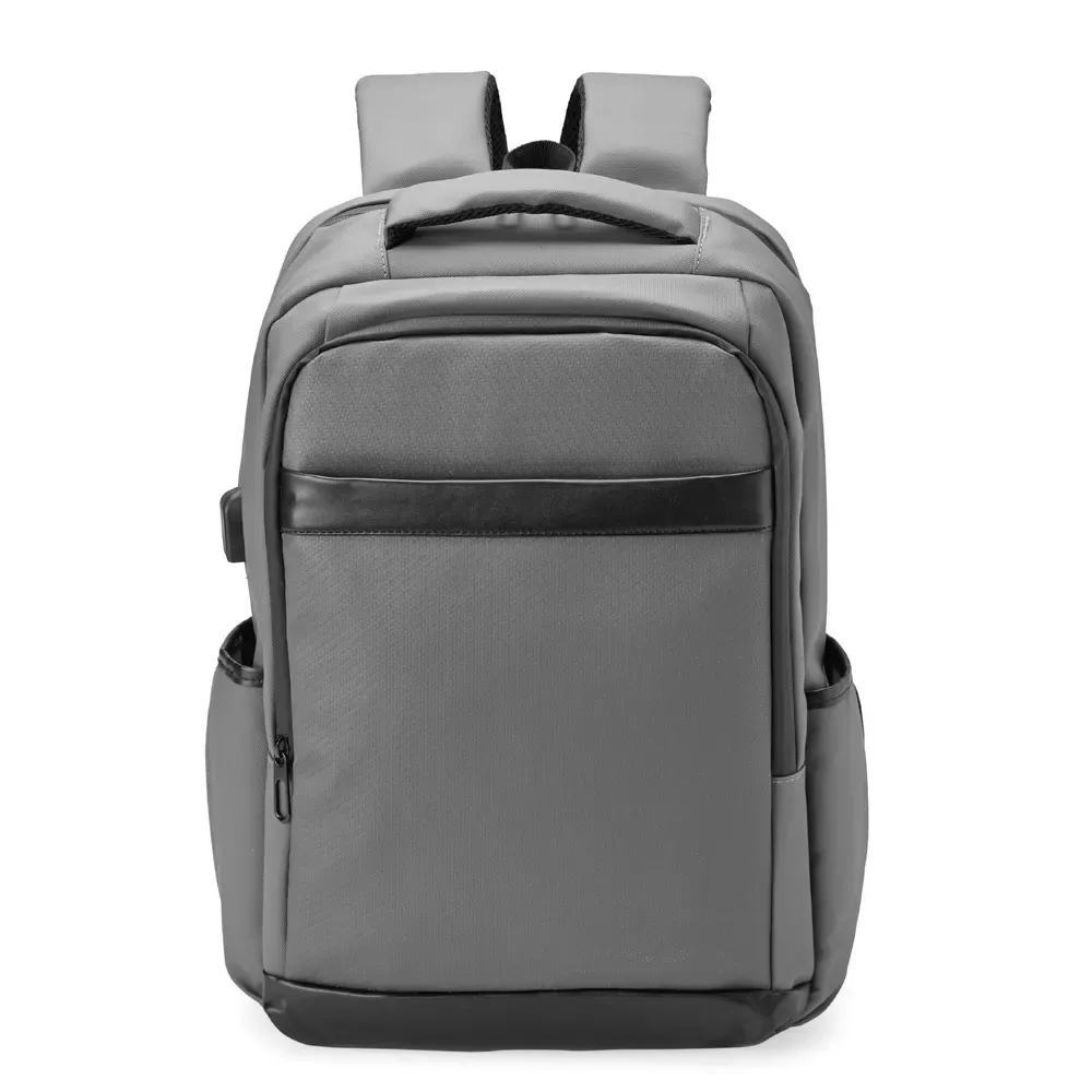 Mochila Couro Sintético 26L com USB e plaquinha personalizada em cinza